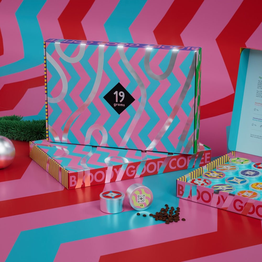 19grams Bloody Good Coffee Adventskalender 2025 – Verpackung geschlossen und geöffnet mit Weihnachtsdosen