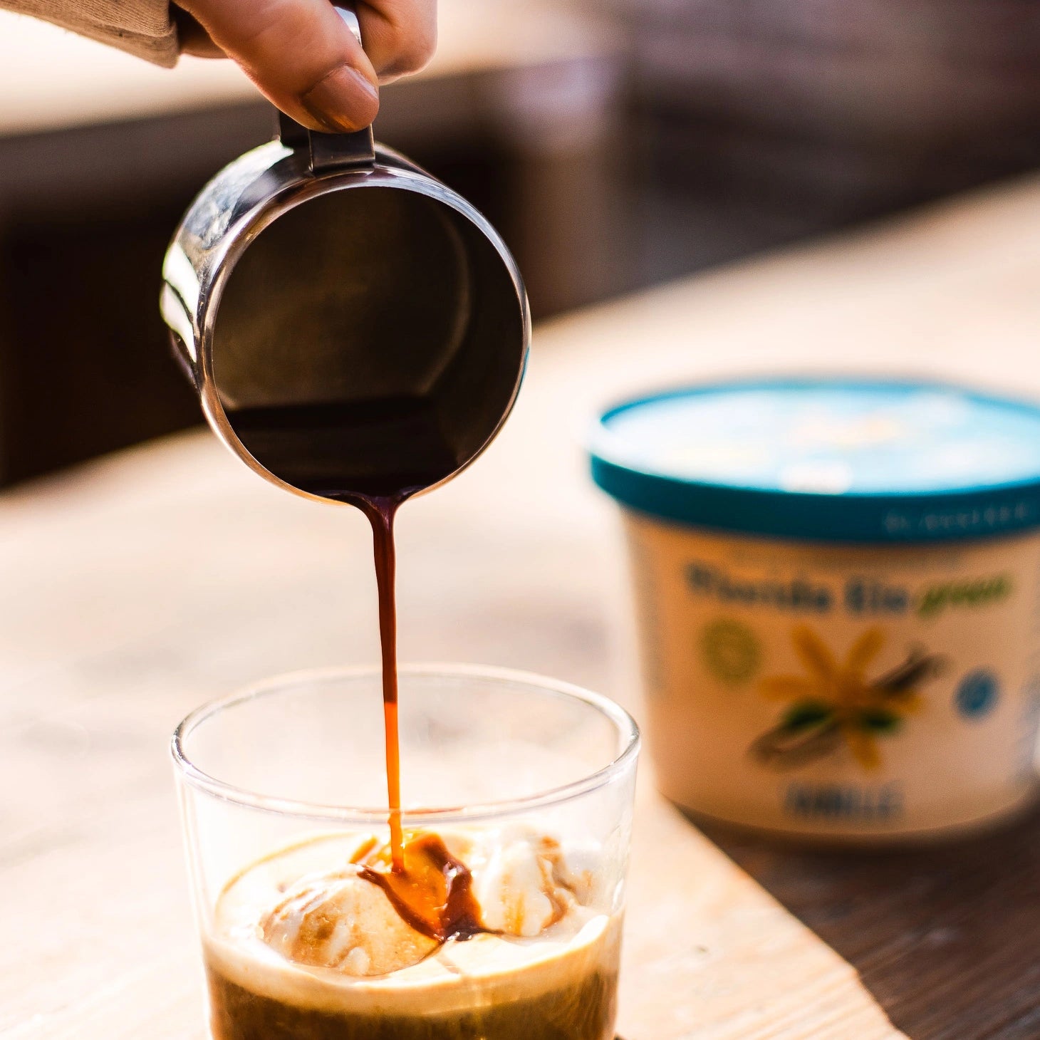 Espresso Affogato mit Florida Eiscafe Vanilleeis und 19grams Espresso – Rezeptfoto Kaffee-Dessert für Moodshot Kampagne