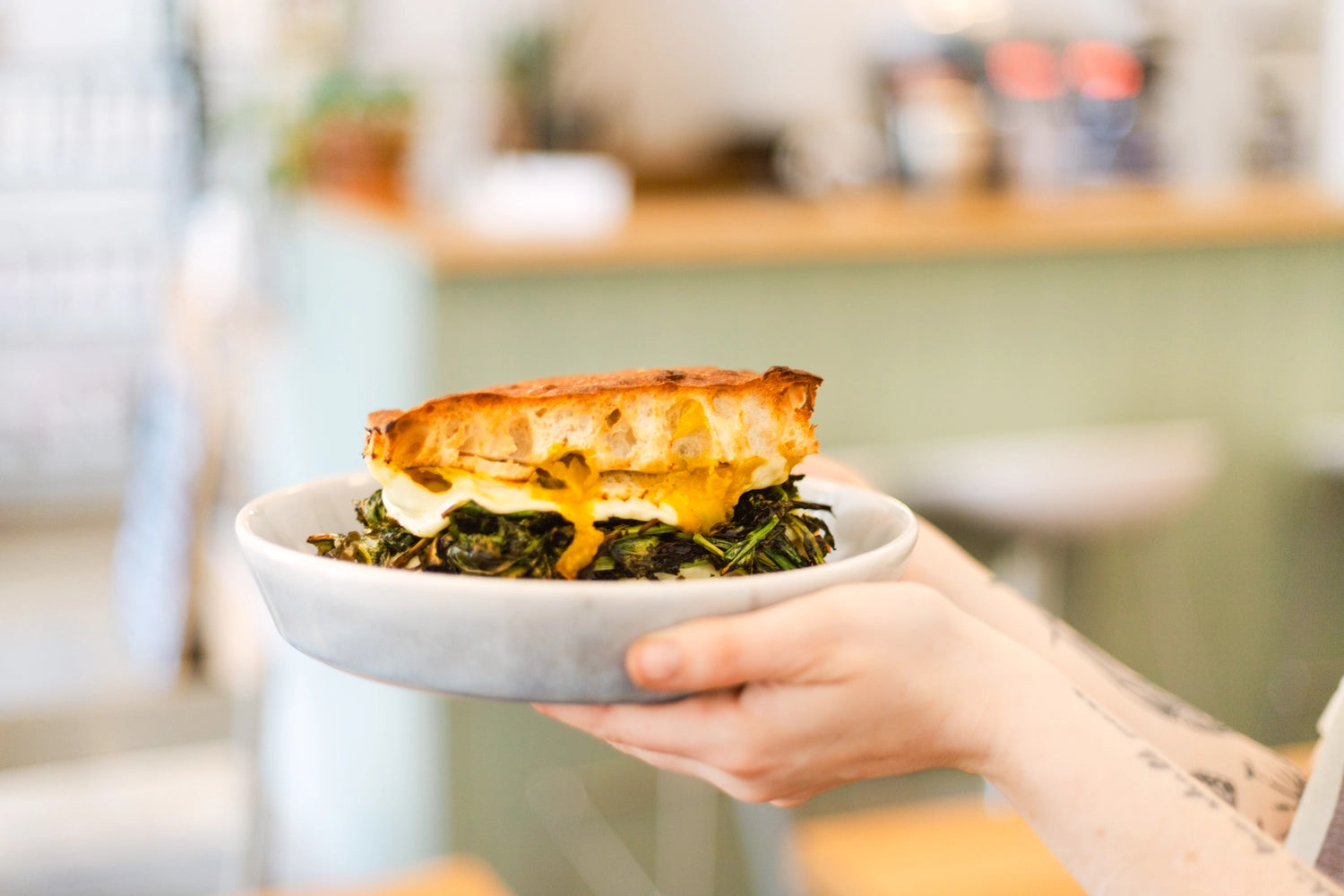 19grams Café Boxi Friedrichshain – Brunch-Gericht in der Hand präsentiert, hausgemachte Speisen im 19grams Café Berlin
