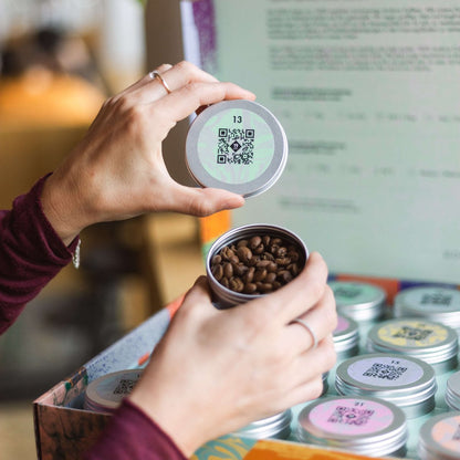 19grams Adventskalender 2024 Türchen Nr. 13 – Hände öffnen Kaffeedose mit sichtbaren Kaffeebohnen, Adventskalender-Box mit nummerierten Dosen, Specialty Coffee von 19grams Berlin