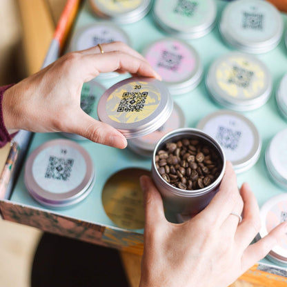 19grams Adventskalender 2024 Türchen Nr. 20 – Hände öffnen nummerierte Kaffeedose mit Kaffeebohnen, Specialty Coffee Adventskalender von 19grams Berlin