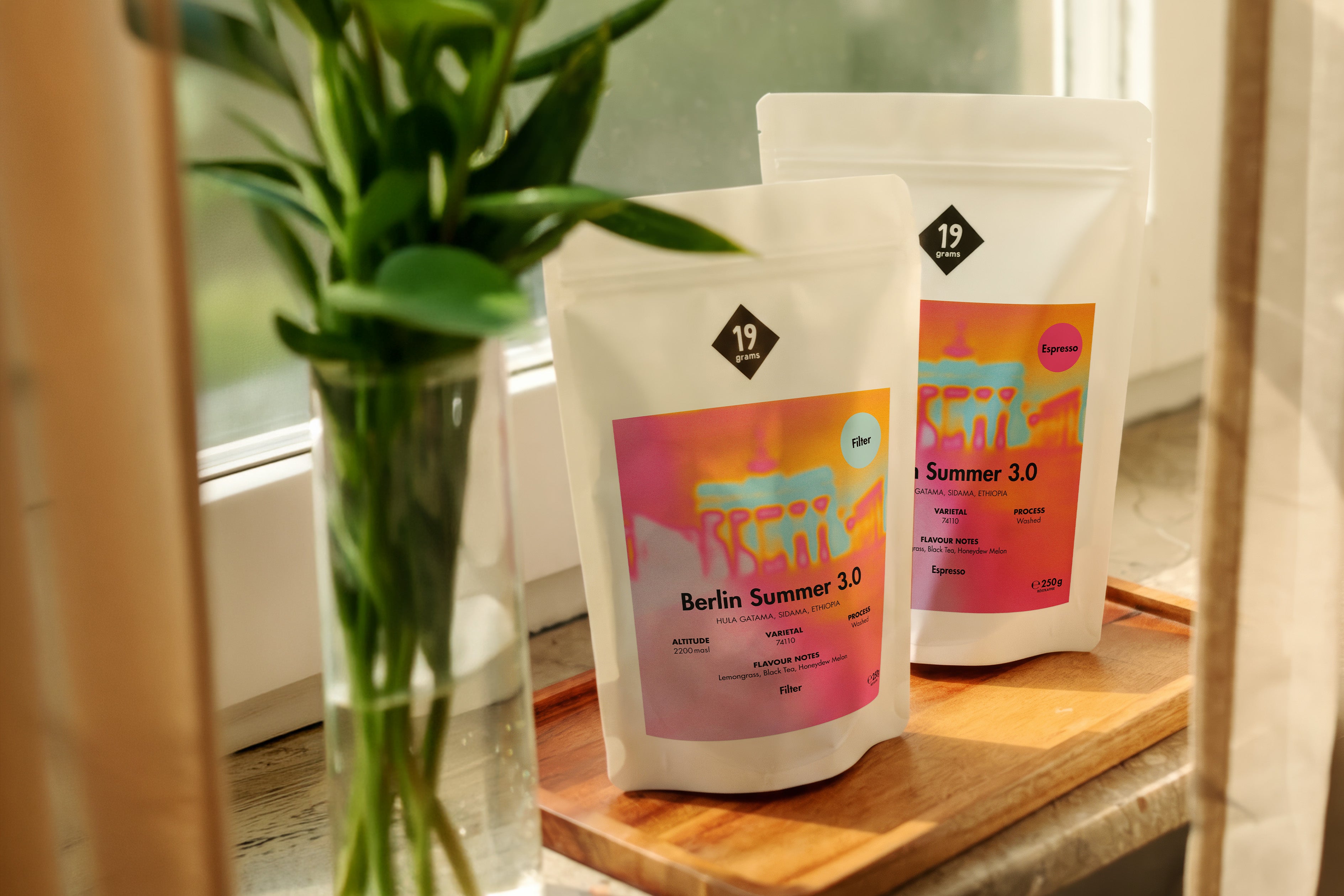 Laden Sie das Video: Berlin Summer 3.0 - der Kaffee, der den Sommer in Berlin einfängt. Genieße diese äthiopische Röstung mit sommerlichen Noten in der Tasse. Nur im Sommer 2026.