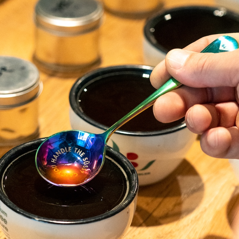19grams „Can You Handle The Süß" Rainbow Cupping Löffel mit Kaffee in Cupping-Schale beim sensorischen Kaffeetest