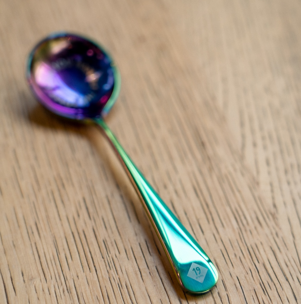 19grams Rainbow Cupping Löffel „Can You Handle The Süß" – Nahaufnahme mit 19grams Logo am Griff