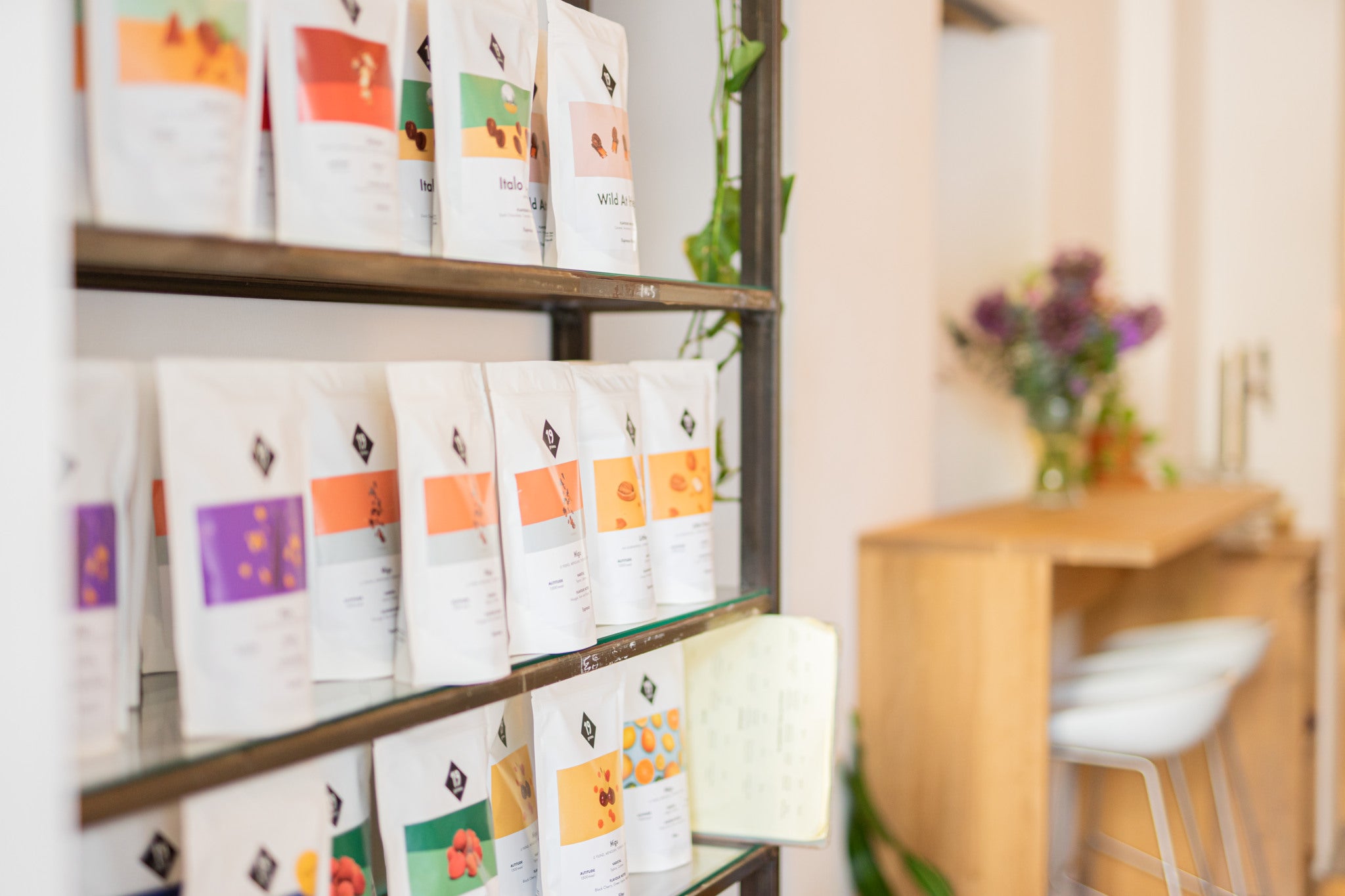 19grams Boxhagener Platz Café Kaffeesortiment Berlin – verschiedene Specialty Coffee Beutel im 19grams Café in Friedrichshain