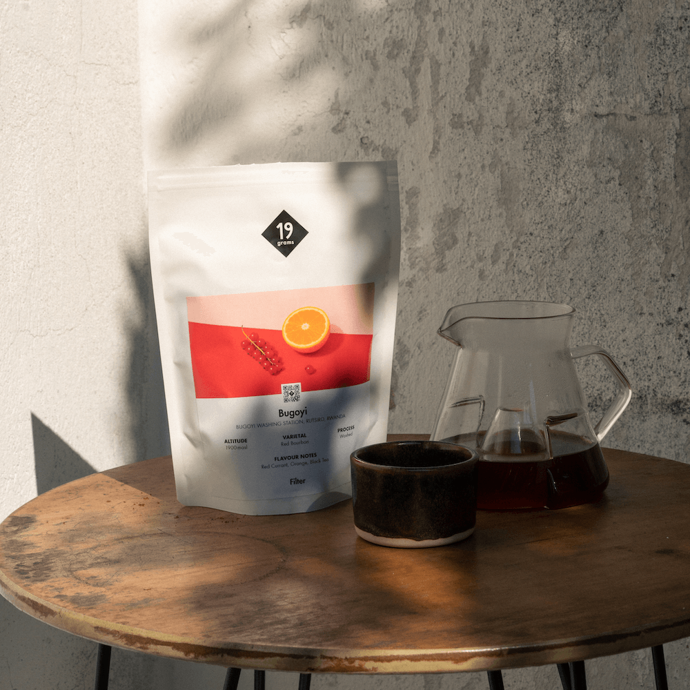 19grams Bugoyi Filterkaffee Ruanda auf Holztisch mit Glaskanne und Kaffeetasse