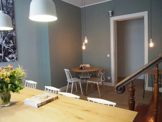 19grams Café Chausseestraße Berlin Mitte – gemütliches Innendesign mit Hängeleuchten, Holztisch und Treppenaufgang, Specialty Coffee