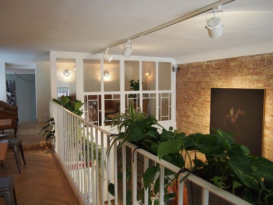 19grams Café Chausseestraße Berlin Mitte – Blick von der 2. Etage mit Balkon, Pflanzen und Backsteinwand, Specialty Coffee von 19grams