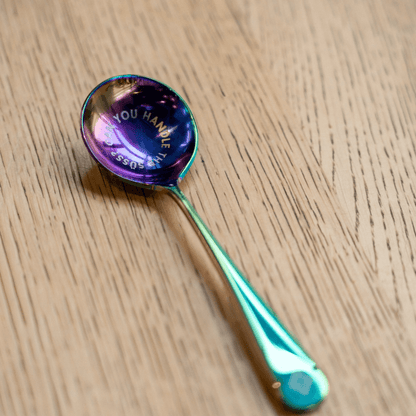 19grams „Can You Handle The Süß" Rainbow Cupping Löffel in Regenbogenfarben auf Holzoberfläche
