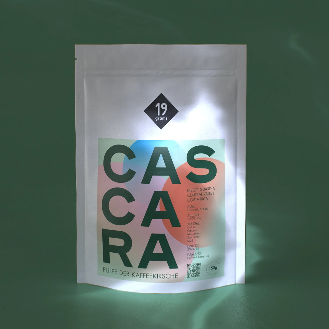 19grams Cascara Kaffeekirschentee Beutel auf grünem Hintergrund – Kaffeekirschenhüllen-Tee von 19grams.live Roasters Berlin