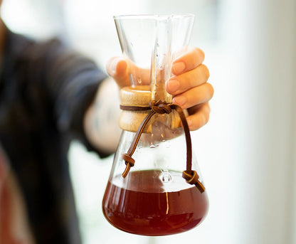 Frischer Kaffee im Chemex vom Röster gehalten