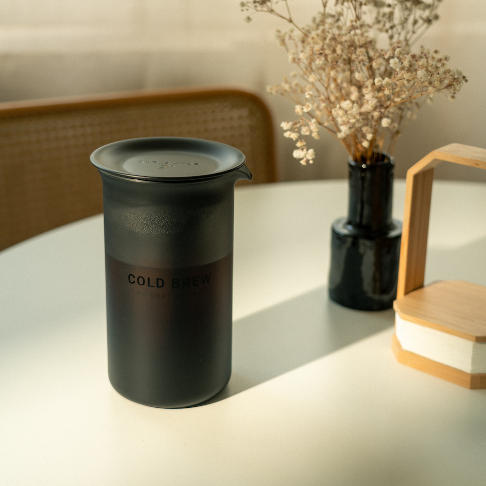Cold Brewer von Goat Stories auf dem Esstisch mit fertigem Cold Brew Kaffee