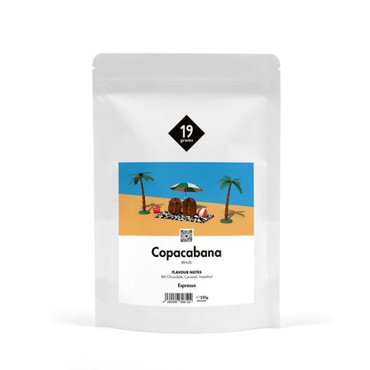 19grams „Copacabana" Espresso 250g – Freisteller mit tropischer Strandillustration, Palmen und Sonnenschirm