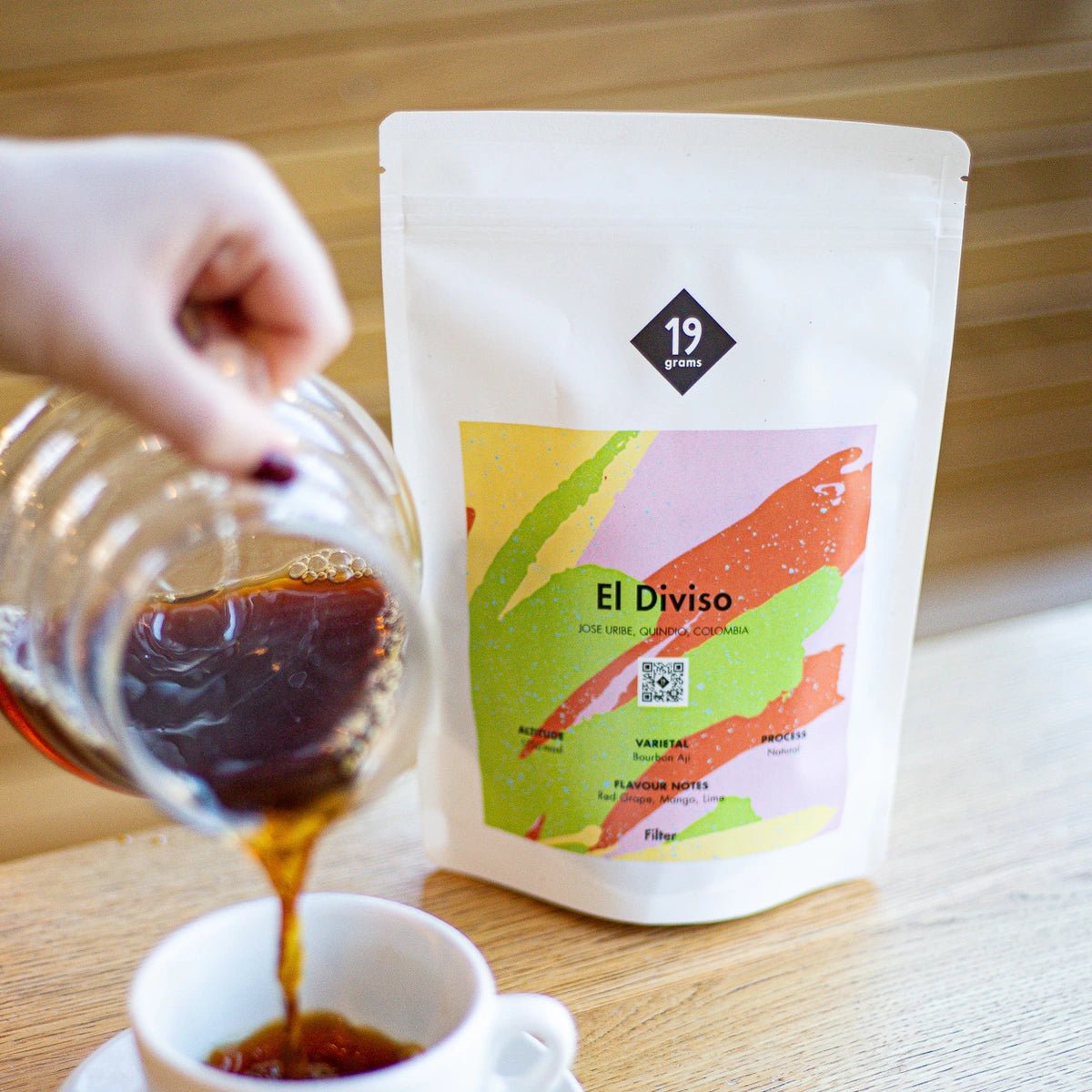 19grams El Diviso Bourbon-Aji Rare Filter Kaffeebeutel aus Kolumbien – Specialty Coffee wird in Tasse gegossen, Moodshot