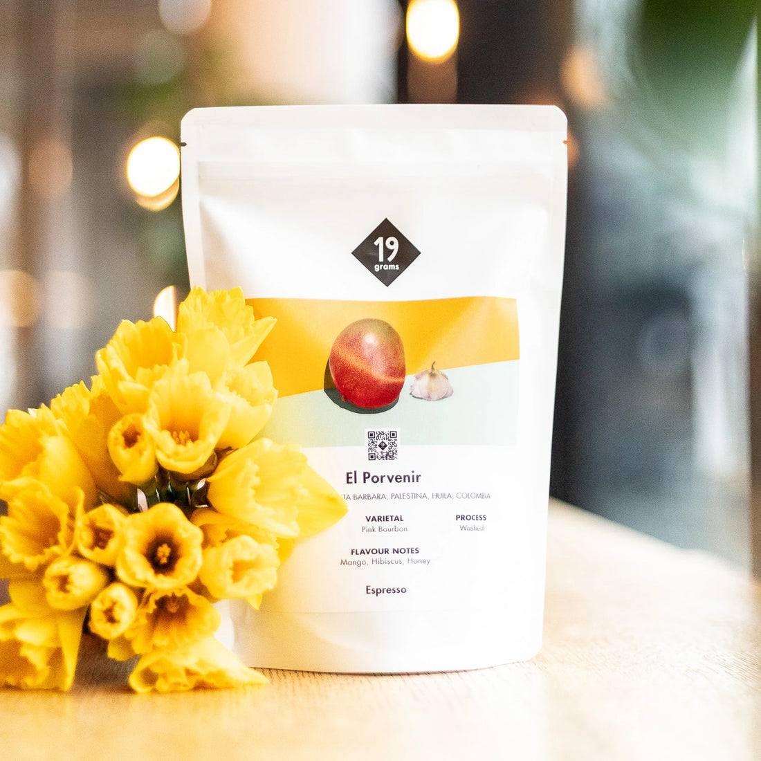 19grams El Porvenir Kolumbien Espresso mit Blumendekoration – Specialty Coffee mit Noten von Mango, Hibiskus und Honig, geröstet von 19grams.live Roasters Berlin