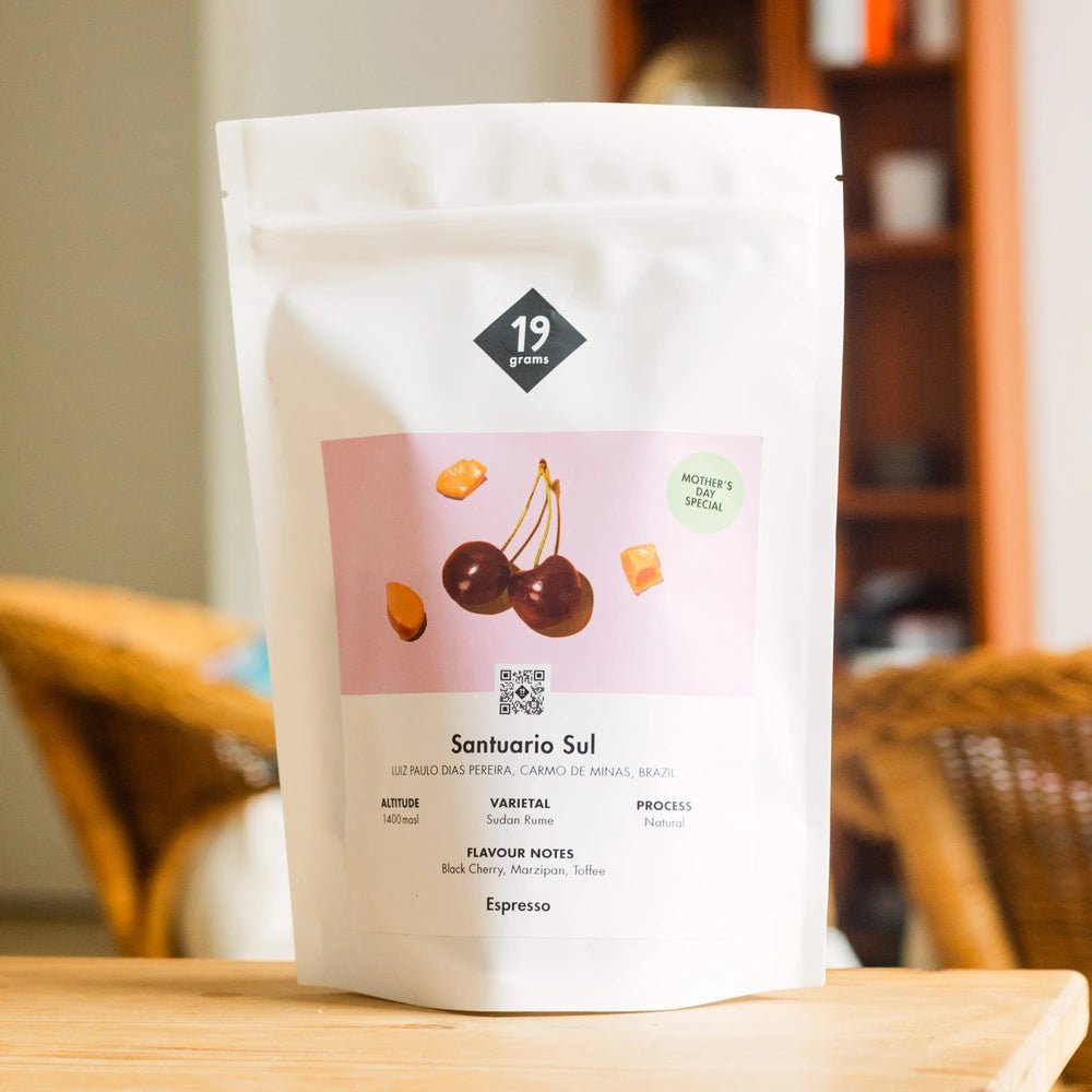 19grams Fazenda Santuário Sul Sudan Rume Espresso Kaffeebeutel auf Holztisch – Brasilien Carmo de Minas Naturprozess Specialty Coffee von 19grams Berlin