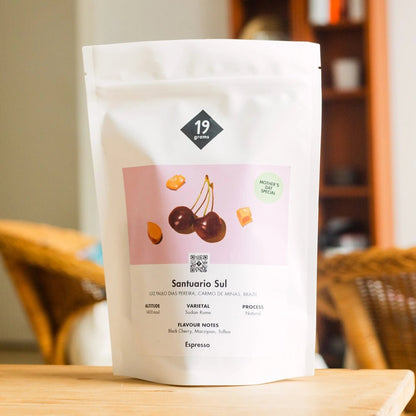 19grams Fazenda Santuário Sul Sudan Rume Espresso Kaffeebeutel auf Holztisch – Brasilien Carmo de Minas Naturprozess Specialty Coffee von 19grams Berlin
