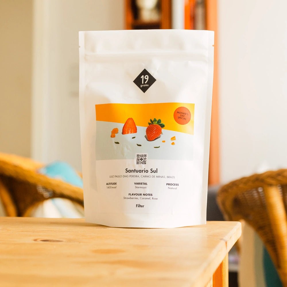 19grams Fazenda Santuário Sul Starmaya Filter Kaffeebeutel auf Holztisch – Brasilien Carmo de Minas Naturprozess Specialty Coffee von 19grams Berlin