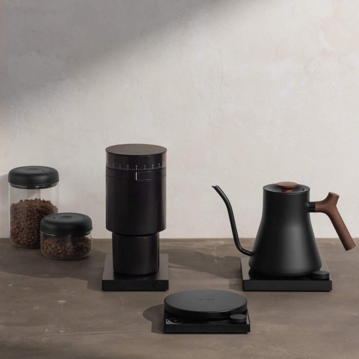 Fellow Tally Pro Precision Scale Studio Edition Digitale Waage mit Fellow Opus, Stagg EKG Pro und Atmos Kanistern – Kaffee-Zubehör bei 19grams Berlin
