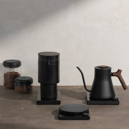 Fellow Tally Pro Precision Scale Studio Edition Digitale Waage mit Fellow Opus, Stagg EKG Pro und Atmos Kanistern – Kaffee-Zubehör bei 19grams Berlin