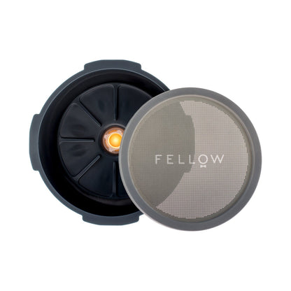 Fellow Prismo wiederverwendbarer Aufsatz für AeroPress – Espresso-Style Brew-Filter Detailansicht, im 19grams.live Roasters Berlin Shop