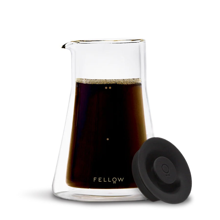 Fellow Stagg Double Wall Carafe Glaskaraffe 600 ml – doppelwandige Servierkaraffe für Specialty Coffee, Frontansicht im 19grams Berlin Shop