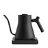 Fellow Stagg EKG Pro elektrischer Wasserkocher 0,9 l Matt-Schwarz – Hero-Shot Profil-Pour-Over-Kessel, im 19grams Berlin Shop