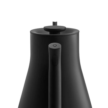 Fellow Stagg EKG Pro elektrischer Wasserkocher 0,9 l Matt-Schwarz – Profil-Pour-Over-Kessel, Seitenansicht im 19grams Berlin Shop