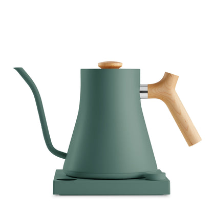 Fellow Stagg EKG elektrischer Wasserkocher 0,9 l Smoke Green mit Maple-Griff – Hero-Shot Pour-Over-Kessel, im 19grams Berlin Shop