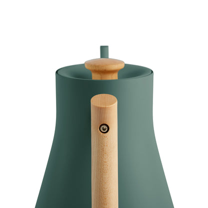 Fellow Stagg EKG elektrischer Wasserkocher 0,9 l Smoke Green mit Maple-Griff – Pour-Over-Kessel ohne Basisstation, im 19grams Berlin Shop