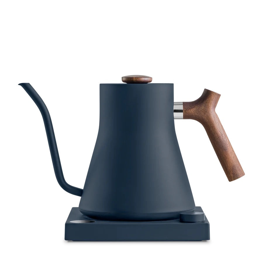 Fellow Stagg EKG elektrischer Wasserkocher 0,9 l Stone Blue mit Walnut-Griff – Pour-Over-Kessel Frontansicht, im 19grams Berlin Shop
