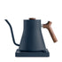 Fellow Stagg EKG elektrischer Wasserkocher 0,9 l Stone Blue mit Walnut-Griff – Pour-Over-Kessel Frontansicht, im 19grams Berlin Shop