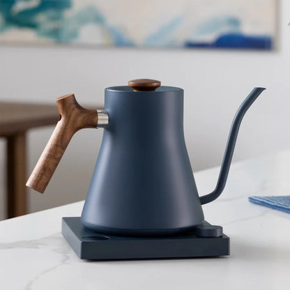 Fellow Stagg EKG elektrischer Wasserkocher 0,9 l Stone Blue mit Walnut-Griff – Präzisions-Pour-Over-Kessel für Specialty Coffee, im 19grams Berlin Shop