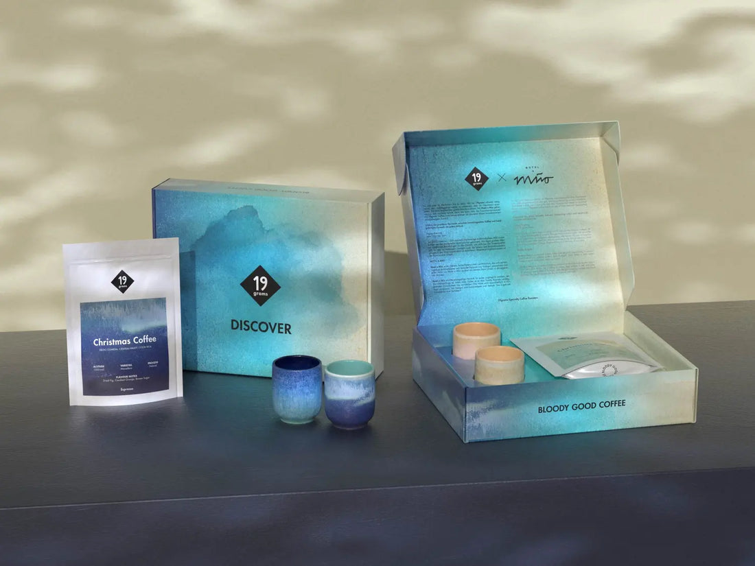 19grams x Motel a Miio Geschenkbox offen mit Keramiktassen und Christmas Coffee Kaffeebeutel – Kollektion von 19grams.live Roasters Berlin