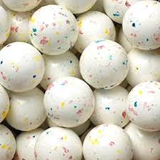 Weiße Jawbreaker-Bonbons mit bunten Farbsprenkeln – Aromabild für süßliche Kaffeenoten bei 19grams