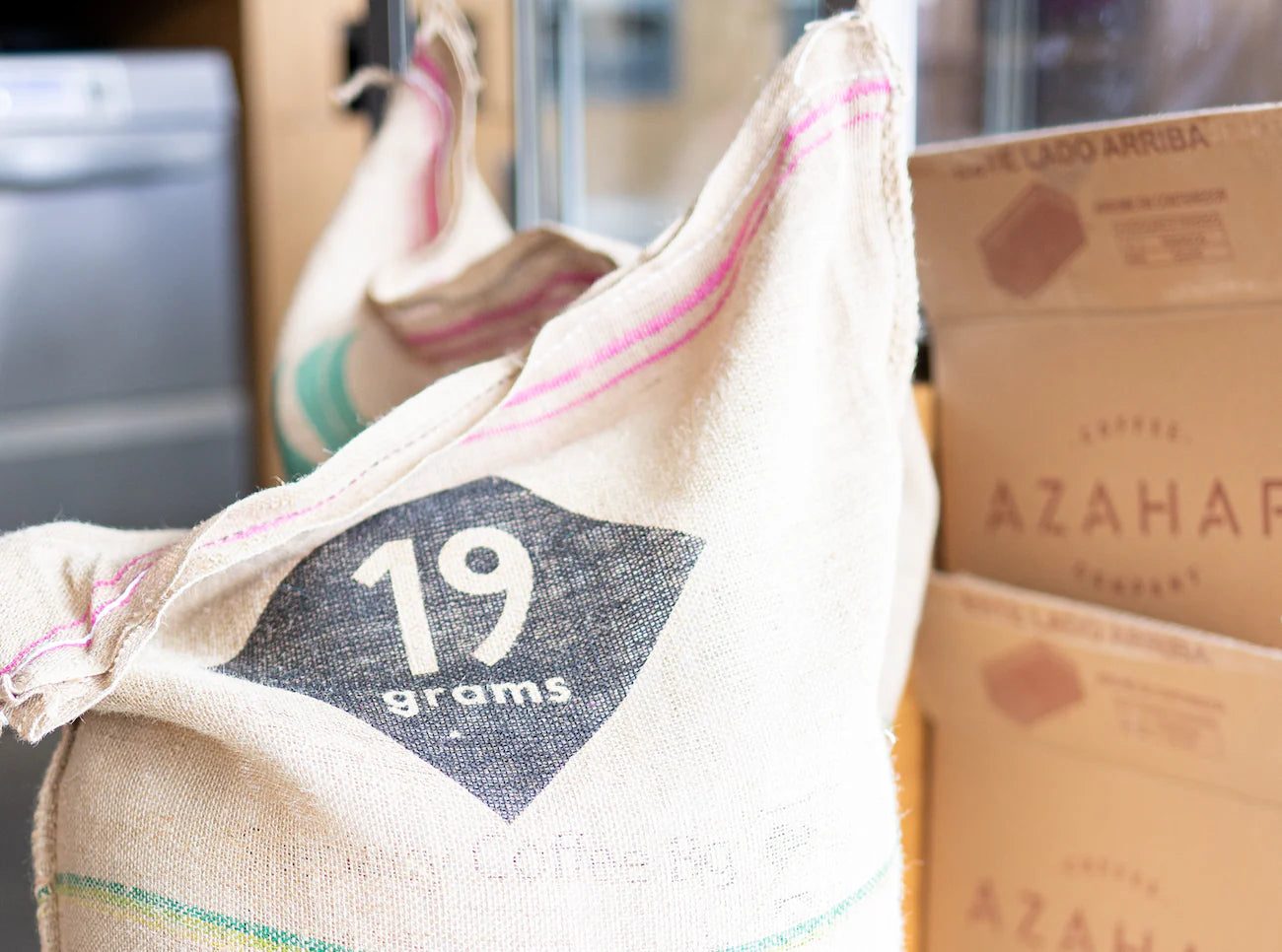 19grams Kaffee-Jutesack mit Logo – Rohkaffeesack aus Jute mit 19grams Branding im Kaffeelager, Specialty Coffee Roastery Berlin