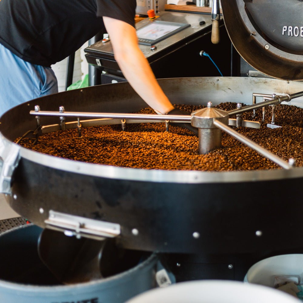 Röster bedient Probat Kaffeeröstmaschine bei 19grams Kaffee-Röst-Kurs mit Arundhati Shenoy – frische Kaffeebohnen beim Rösten in der Berliner Rösterei 19grams