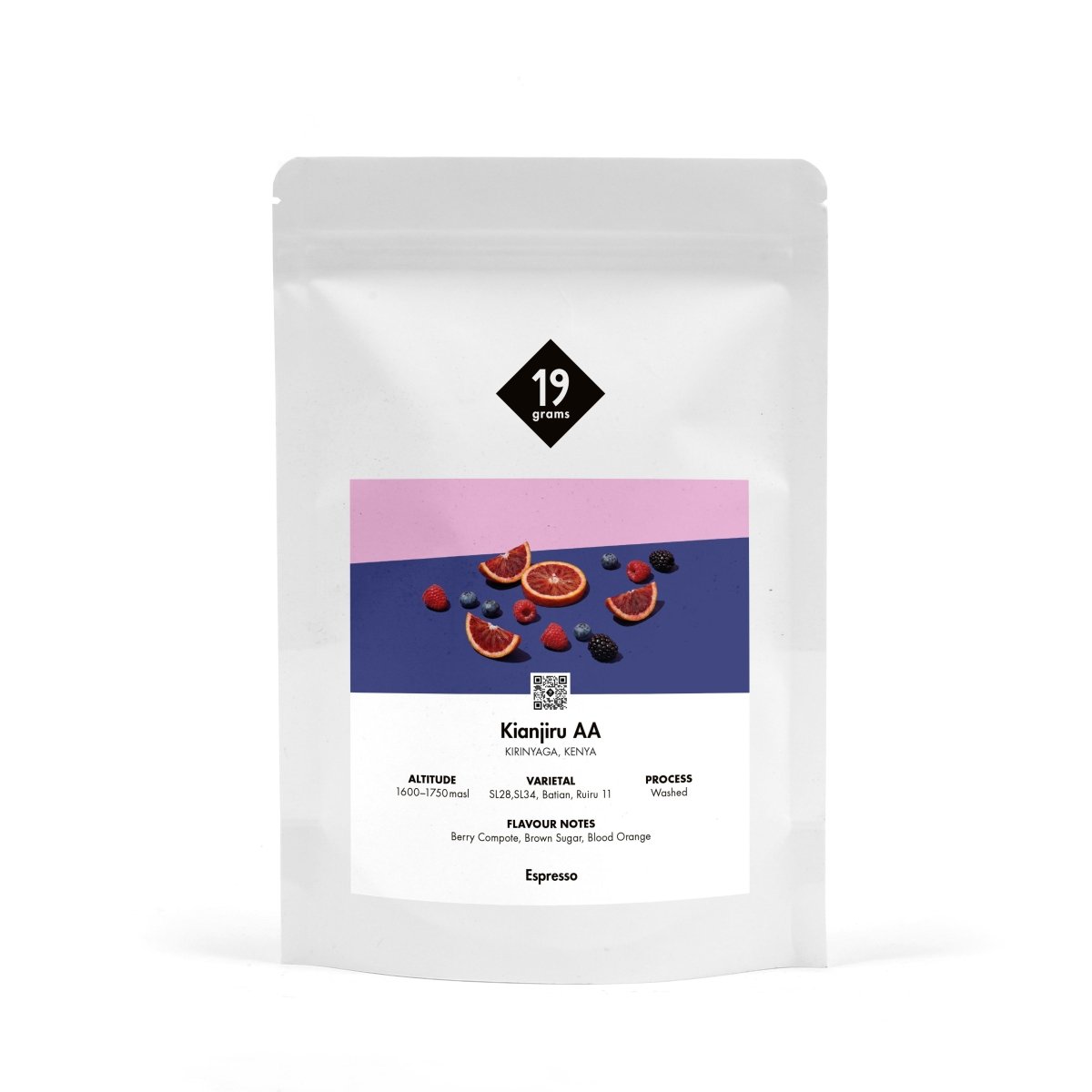 19grams Kianjiru AA Espresso Kenia – rosa-lila Design mit Frucht-Motiven, Produktmockup weißer Hintergrund