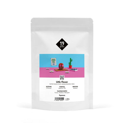 Produktmockup 19grams Kaffeeverpackung „Little Flower" Espresso 250g – buntes Wüsten-Design mit Kaktus auf weißem Hintergrund
