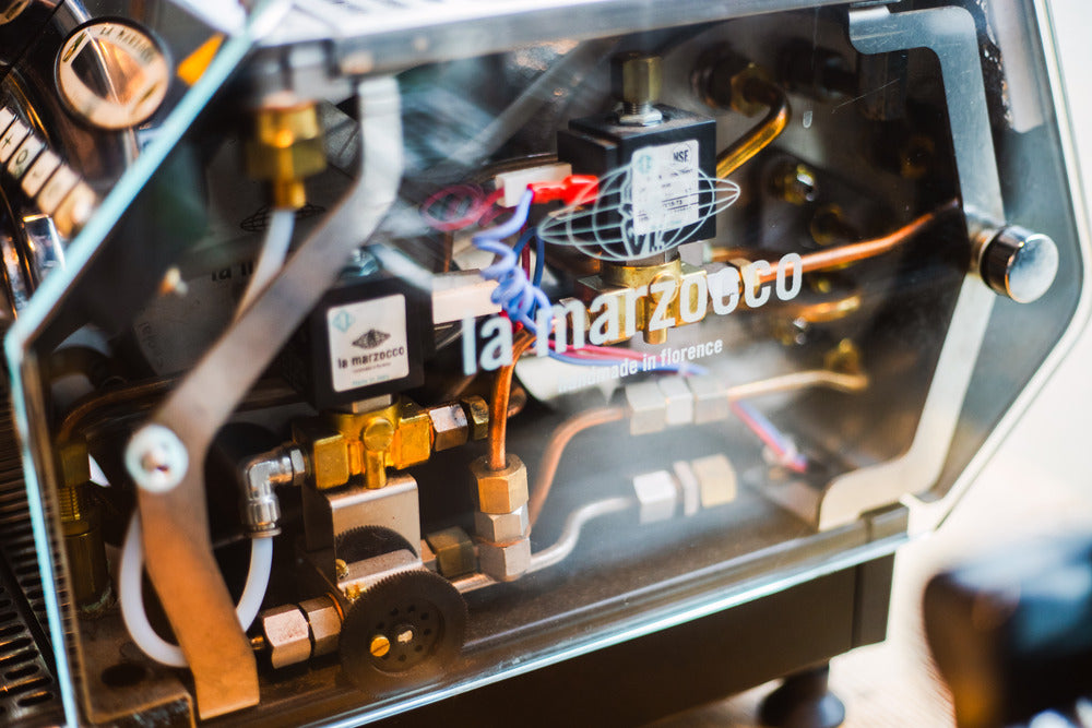 Detailaufnahme der inneren Technik einer La Marzocco Espressomaschine – Siebträgermöschine Technik Kaffee Barista Berlin
