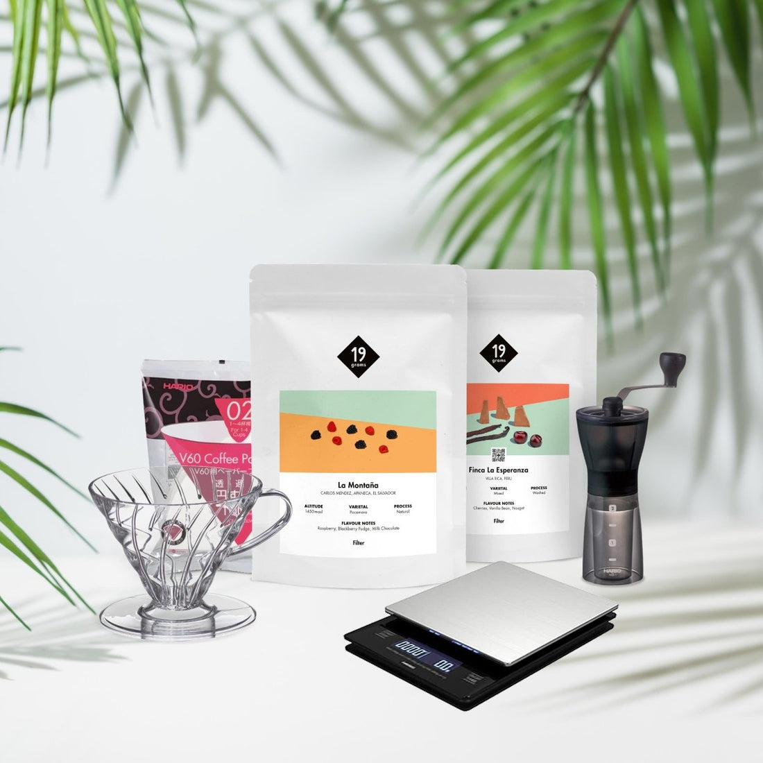 Das Filterkaffee Bundle von 19grams mit Filter, Handmühle ,Kaffeebeutel und einer Waage von Hario.