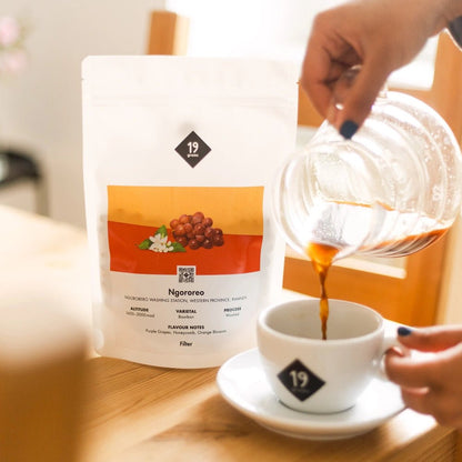 19grams Ngororero Ruanda Filter Kaffeebeutel beim Einschenken in 19grams Tasse – Bourbon Washed Specialty Coffee aus Ruanda von 19grams Berlin