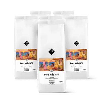 19grams Pura Vida N°1 Specialty Coffee Espresso Blend – Kaffeebeutel Produktmockup 1000g mit Strand-Illustration, Kaffeerösterei Berlin