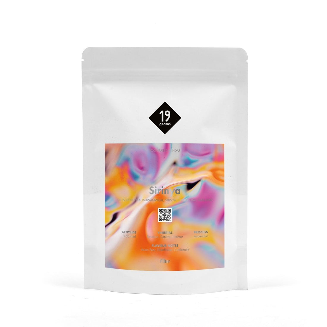 Produktmockup 19grams Kaffeeverpackung „Sirinya" aus Thailand – buntes abstraktes Farbdesign in Orange, Rosa und Lila