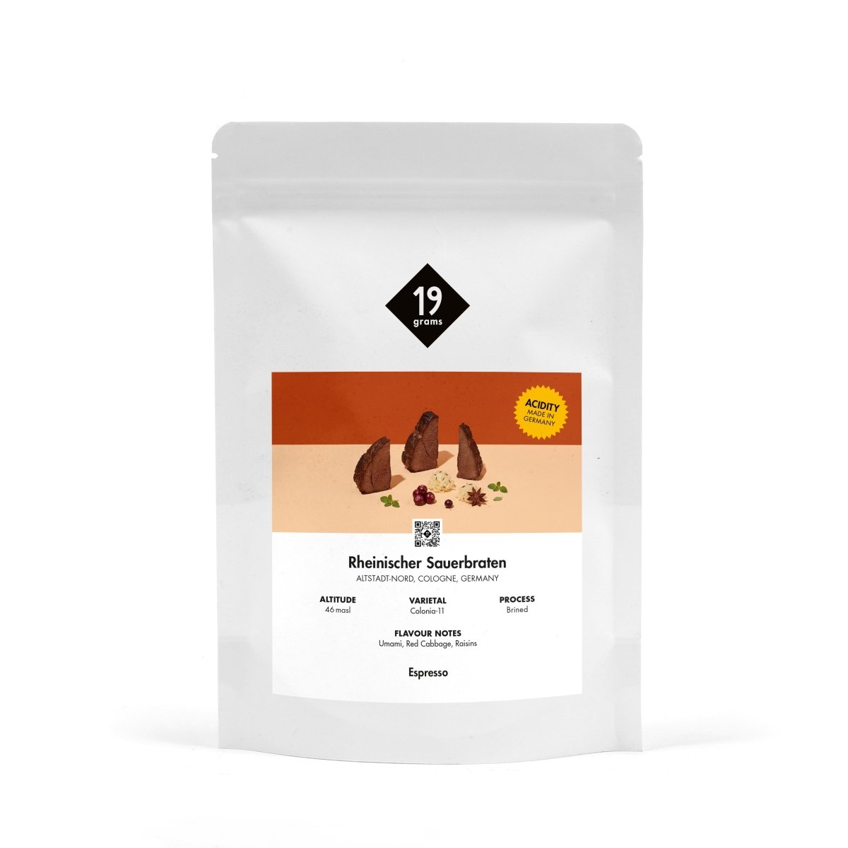 Produktmockup der 19grams Kaffeeverpackung „Rheinischer Sauerbraten" mit orangefarbener Banderole auf weißem Hintergrund