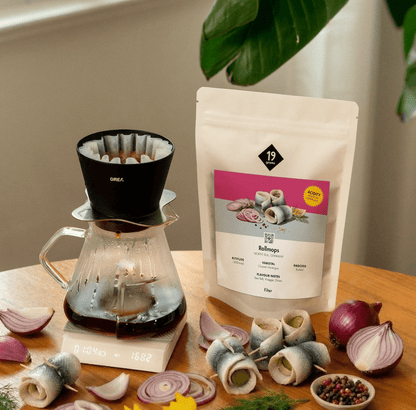 19grams Kaffeeverpackung „Rollmops" mit Pour-Over-Kanne, echten Rollmöpsen und roten Zwiebeln