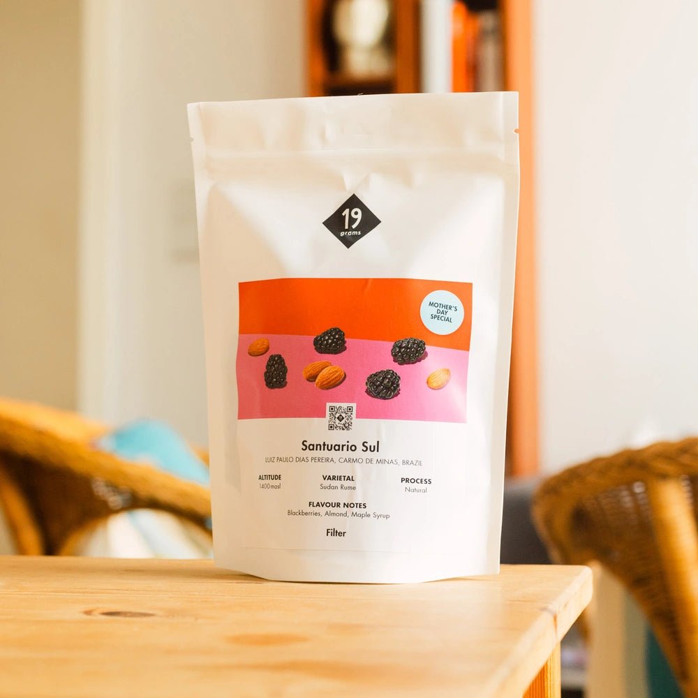 19grams Fazenda Santuário Sul Sudan Rume Filter Kaffeebeutel auf Holztisch – Brasilien Carmo de Minas Naturprozess Specialty Coffee von 19grams Berlin