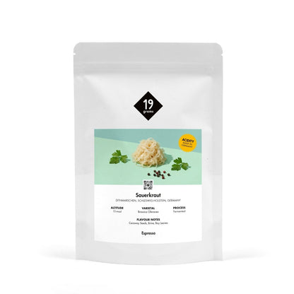 Produktmockup der 19grams Kaffeeverpackung „Sauerkraut" mit mintgrüner Banderole und Sauerkraut-Motiv auf weißem Hintergrund