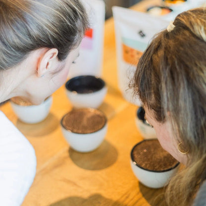 Teilnehmerin riecht an Kaffeeschalchen beim 19grams Sensorik-Training Aroma Workshop mit Arundhati Shenoy – Kaffeeverkostung und Aromenschulung Specialty Coffee Berlin