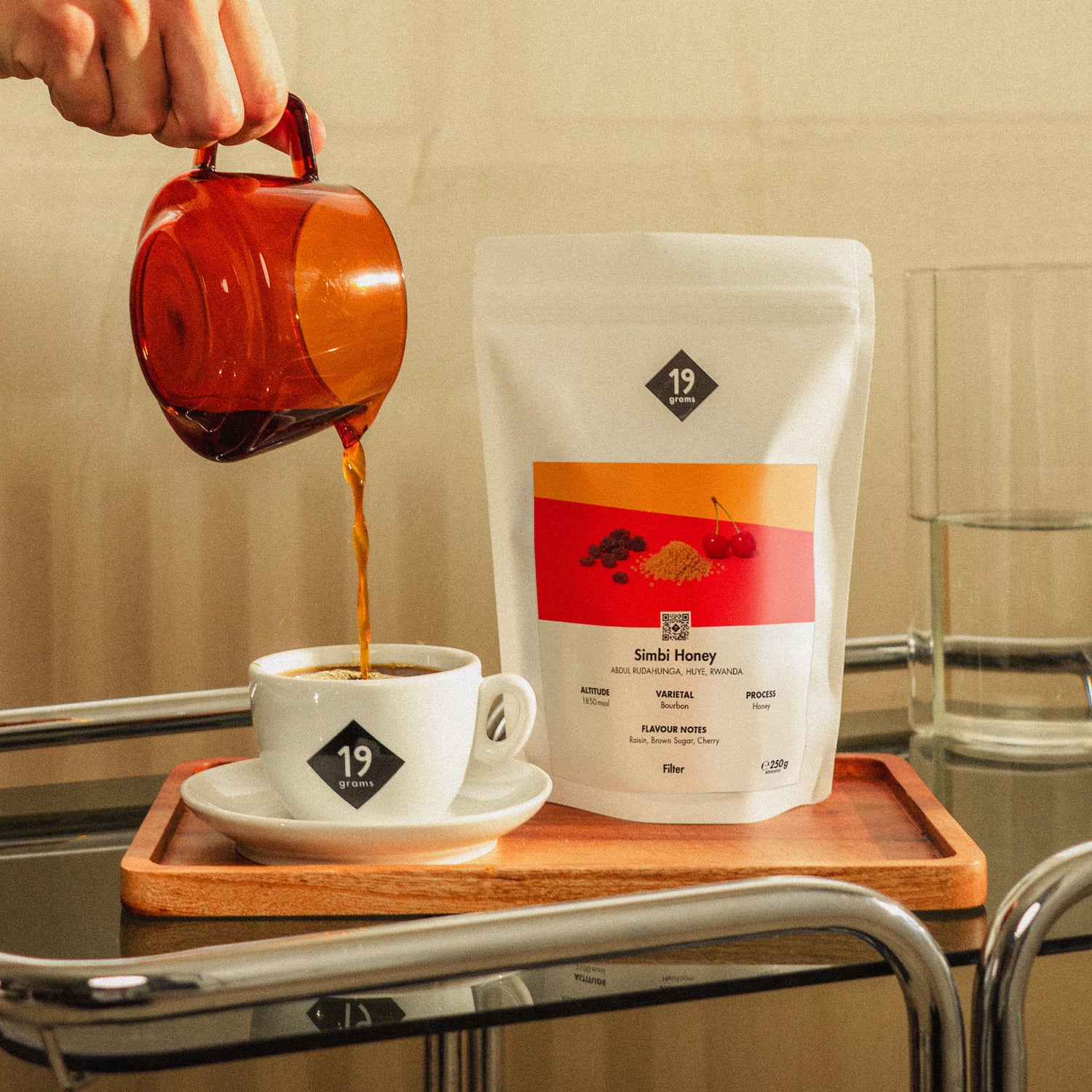 19grams Simbi Honey Filter Kaffeebeutel Mood-Shot – Einschenken von Filterkaffee, Honey-Aufbereitung Ruanda Uganda, Specialty Coffee